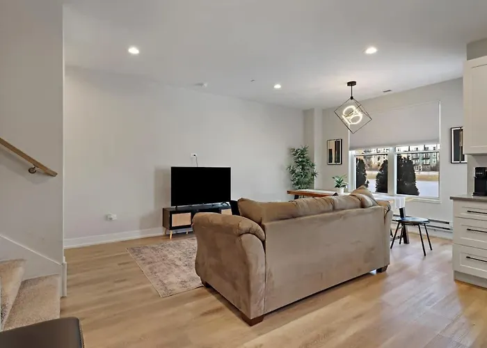 Perfect 4br Townhouse With Parking & Pickleball Access Апартаменты Warrenville