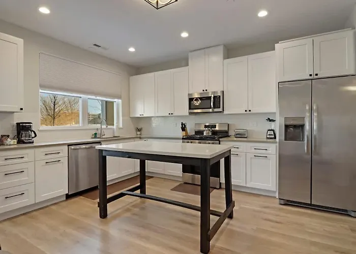 Perfect 4br Townhouse With Parking & Pickleball Access Warrenville