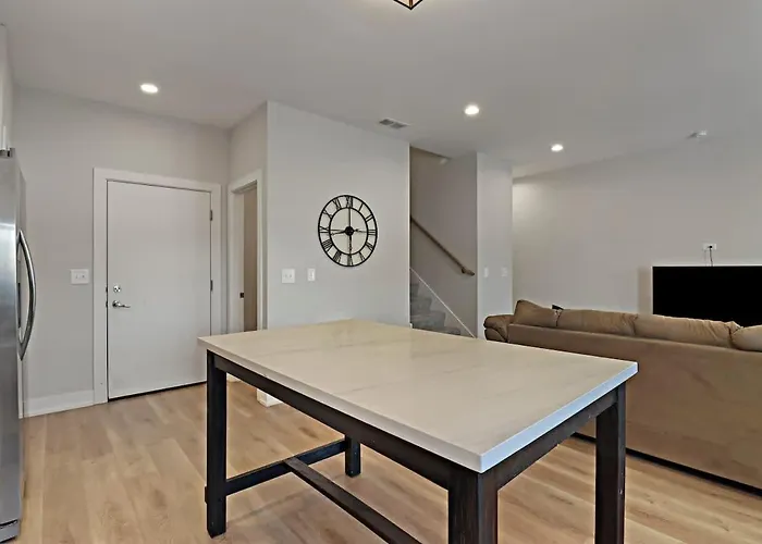 Perfect 4br Townhouse With Parking & Pickleball Access Апартаменты Warrenville