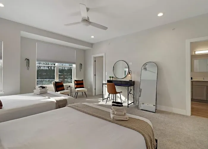 Апартаменты Perfect 4br Townhouse With Parking & Pickleball Access Warrenville