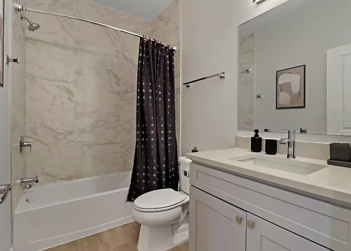 Апартаменты Perfect 4br Townhouse With Parking & Pickleball Access