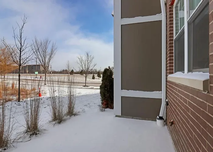 Perfect 4br Townhouse With Parking & Pickleball Access * Warrenville